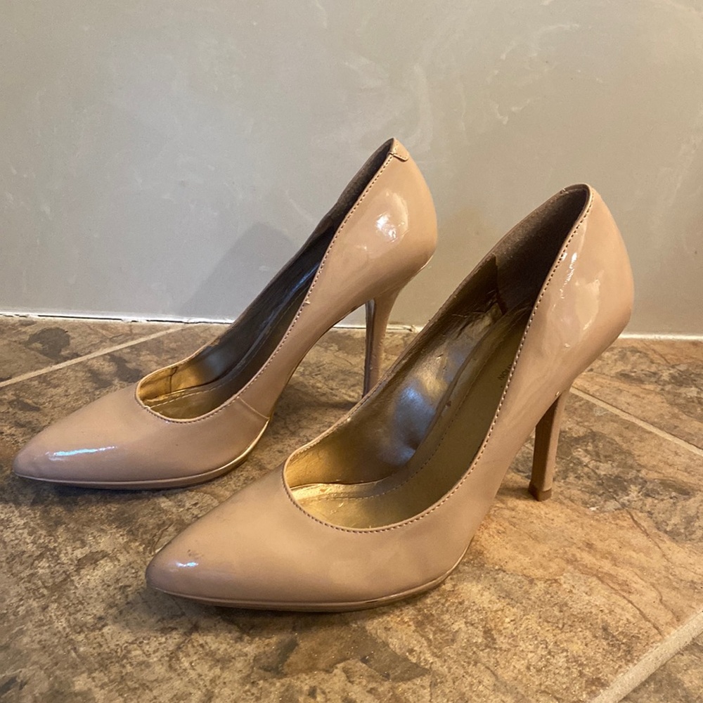 BCBG cream w pink tone pumps - Sz 8.5B. Perfect dress shoe!